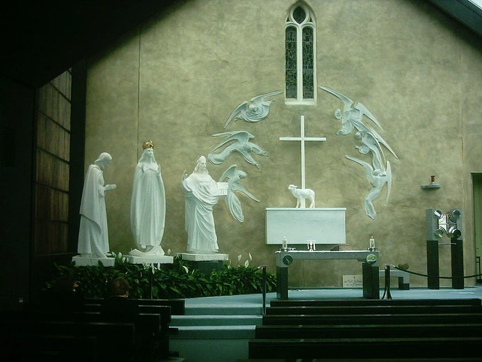Ołtarz w kaplicy w Knock przedstawiający scenę objawienia