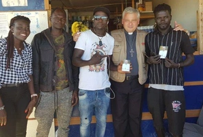 Kard. Krajewski odwiedza slumsy migrantów na południu Włoch