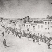 Armeńczycy prowadzeni do więzienia w Mezireh przez żołnierzy Imperium Osmańskiego (kwiecień 1915)
