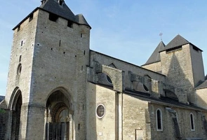 Sprofanowana katedra w Oloron-Sainte-Marie