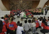 Franciszek wśród dzieci z watykańskiego ambulatorium