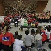 Franciszek wśród dzieci z watykańskiego ambulatorium
