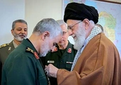 Generał Ghasem Solejmani otrzymuje odznaczenie od Ajatollaha Ali Chamenei (marzec 2019)