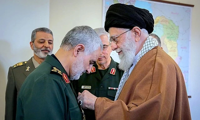 Generał Ghasem Solejmani otrzymuje odznaczenie od Ajatollaha Ali Chamenei (marzec 2019)