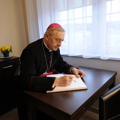 Abp Gądecki przesłał listy wsparcia Episkopatom Kanady i Ukrainy oraz ambasadorowi Iranu