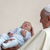 Watykan: papież ochrzcił 32 niemowląt