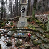 Na szlaku Jana Pawła II zdewastowano górską kapliczkę 