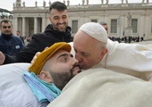 Przejmujące chwile w Watykanie: spotkanie sparaliżowanego rapera z Franciszkiem