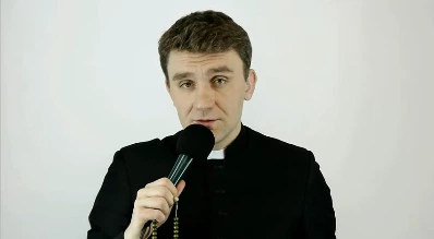 Ks. Teodor Sawielewicz prowadzi modlitwę różańcową