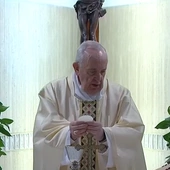 Papież: módlmy się na różańcu, aby skończyła się ta ciężka próba