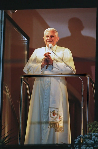 Papież Benedykt XVI w oknie Pałacu Biskupów Krakowskich (26.05.2006)