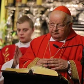Kard. Dziwisz: św. Stanisław i św. Jan Paweł II spinają klamrą dzieje Kościoła w Polsce