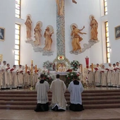 Neoprezbiterzy koncelebrują pierwszą Mszę św.