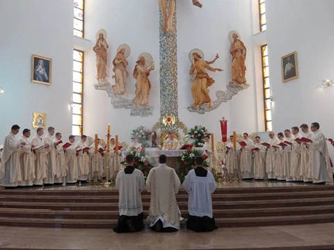 Neoprezbiterzy koncelebrują pierwszą Mszę św.