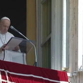 Papież podczas modlitwy \"Regina caeli\"