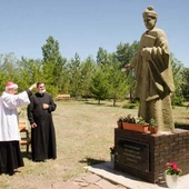 Pierwszy pomnik bł. ks. Władysława Bukowińskiego w centralnej Azji