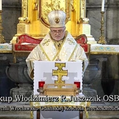 Biskup Juszczak głoszący kazanie
