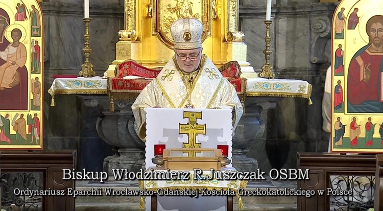 Biskup Juszczak głoszący kazanie