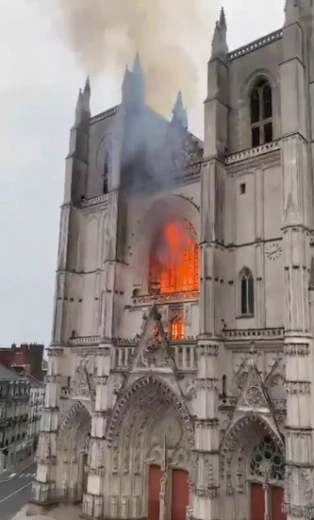 Pożar w katedrze w Nantes (18.07.2020)