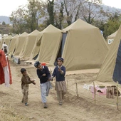 Bp Piotrowski zachęca do pomocy finansowej wobec uchodźców z Lesbos