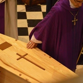 Trumna z ciałem zmarłego na COVID-19 może być w kościele w czasie Mszy św.