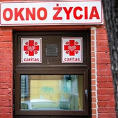 W Bydgoszczy nieznani sprawcy dokonali zniszczeń w oknie życia