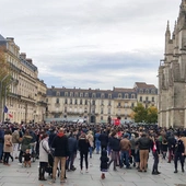 „Francja nie umarła! Ona żyje!”. Katolicy wyszli modlić się na ulice