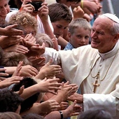 Tworzenie fałszywego negatywnego obrazu Jana Pawła II przyniesie szkodę całemu narodowi