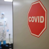 Chorzy na COVID-19 najbardziej zakażają w ciągu pięciu dni od pierwszych objawów