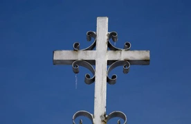 Ołtarz, krzyż i kierunek zanoszonych modlitw