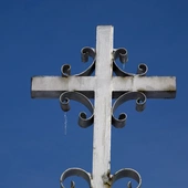 Ołtarz, krzyż i kierunek zanoszonych modlitw