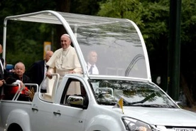 Papież, który przyciąga tłumy i widzi konkretnego człowieka