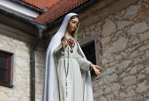 Dlaczego święto Matki Bożej Różańcowej przypada 7 października?