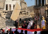 Papieska modlitwa na gruzach zniszczonych kościołów: przyzywamy Twego miłosierdzia!