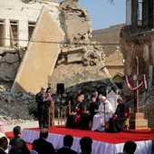 Papieska modlitwa na gruzach zniszczonych kościołów: przyzywamy Twego miłosierdzia!