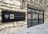 Wejście do siedziby NBP w Warszawie