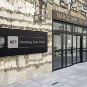 Wejście do siedziby NBP w Warszawie