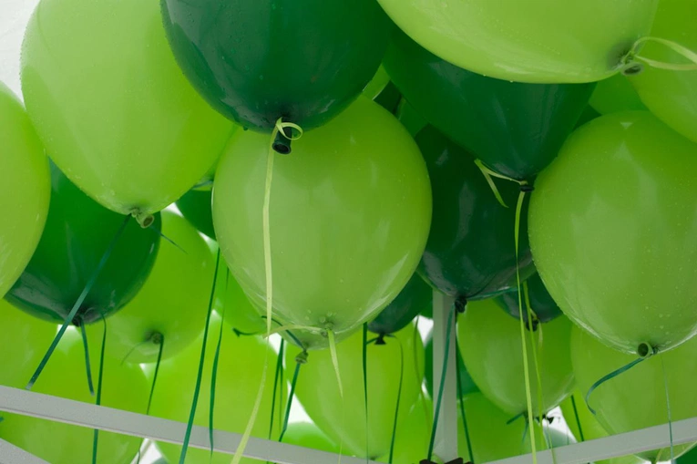 Dmuchanie w zielony balon