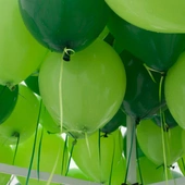 Dmuchanie w zielony balon