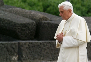 Kard. Filoni: Benedykt XVI otaczał ofiary modlitwą i wielką wrażliwością