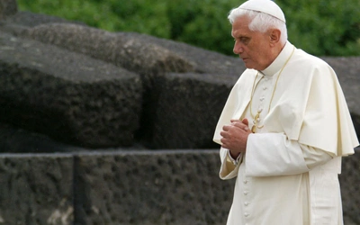 Kard. Filoni: Benedykt XVI otaczał ofiary modlitwą i wielką wrażliwością