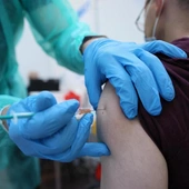 Od poniedziałku nowy schemat szczepień przeciw COVID-19. Co się zmieni?
