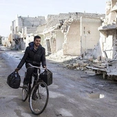 Smutny obraz Syrii. Ludzie szukają jedzenia w śmietnikach