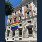 Rzym: ambasada USA przy Watykanie wywiesza flagę LGBT