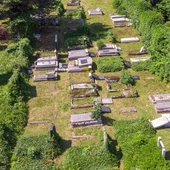 Dewastacja żydowskiego cmentarza w Bielsku-Białej. Policja znalazła sprawców