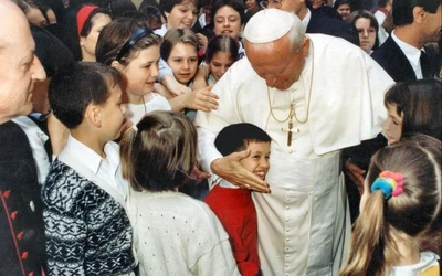 Manipulacje i ataki nie poskutkowały. Jan Paweł II wciąż cieszy się ogromnym autorytetem wśród Polaków