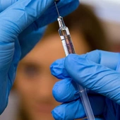 Szczepionka przeciwko grypie chroni przed poważnymi skutkami COVID-19?