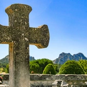 Francja: najczęściej niszczonymi miejscami kultu są chrześcijańskie kościoły i cmentarze