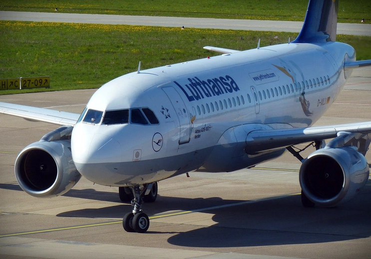 Poprawność polityczna w samolotach. Lufthansa rezygnuje ze zwrotu „panie i panowie”