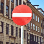 Zakaz wjazdu do Warszawy dla samochodów z hasłami pro-life jest niezgodny z prawem?
